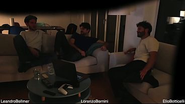 Amigo hetero se deja llevar entre sus compañeros de cuarto
