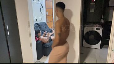 Amigo llega borracho y nos empotra a los tres en la ducha