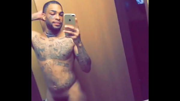 Atleta caliente se traga una polla negra bien dura