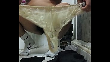 Bebitofiufiu se corre en un bukkake de locura