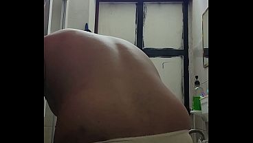 Bebitofiufiu se llena de leche caliente en su coño mojado