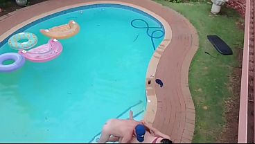 Bigjoe y su vecina follando a escondidas en la piscina