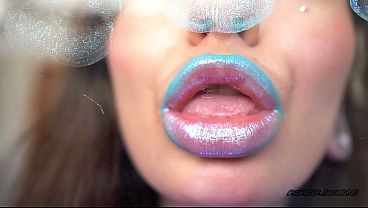 Bocazas de labios carnosos chupa polla con mirada de puta