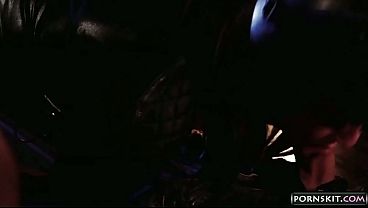 Catwoman chupa polla dura de Batman en latex