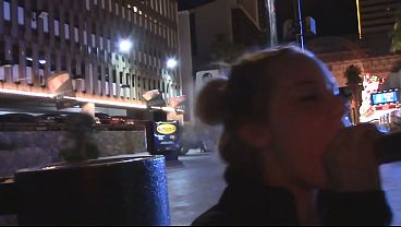 Chica de 18 años chupa polla y folla en público con orgasmo emocional