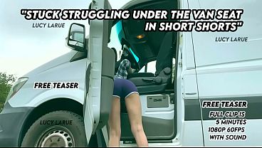 Chica de shorts cortos se retuerce bajo el asiento de la van