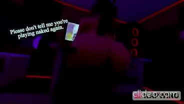 Chica se masturba cachonda mientras juega roblox