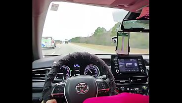 Chupada de polla en el auto con una morena bien caliente