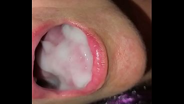 Colombiana chupa polla y traga todo en su boca caliente