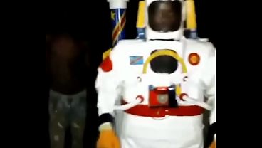 Conquistando la luna con un momazo brutal