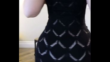 Cuerpo voluptuoso con vestido transparente y sin ropa interi...