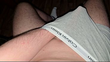 Daddy alemán se masturba con su polla dura en calzoncillos ajustados