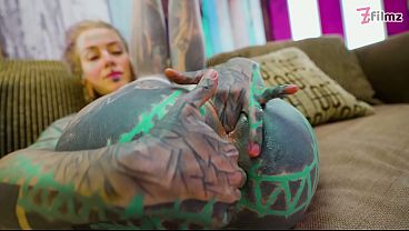 Diosa tatuada se clava un dildo mientras gime de placer