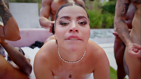Doble penetración latina con Sara Retali y Yasmina Khan