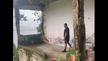 Dos machos se follan en una casa abandonada