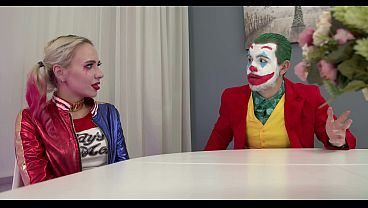 Dos putas calientes se follan como locas al Joker duro