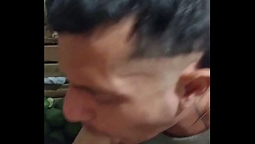 El novio heterosexual pedía chupar mi polla en el gloryhole mientras yo lo grababa
