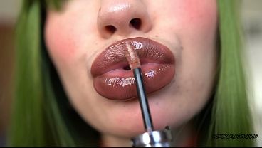 Elfa traviesa te lame los labios con morritos gordos