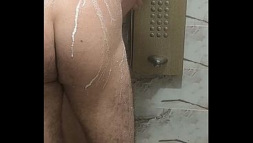 Esposa árabe se deja empotrar en la ducha con su marido