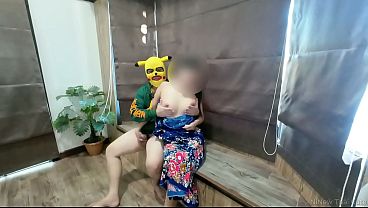 Esposa tailandesa en sarong se corre fuerte al aire libre