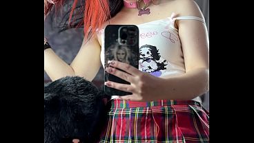 Estudiante universitaria con falda corta y coño jugoso