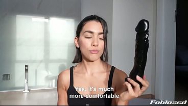 Fablazed muestra su colección de juguetes y se excita al probarlos