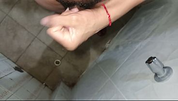 Goky se sorprende al descubrir su polla en el baño