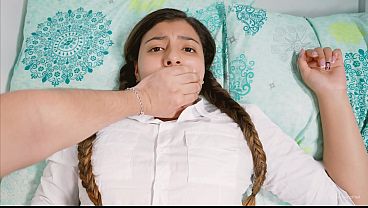 Hermana menor se empotra con su hermanastro en casa