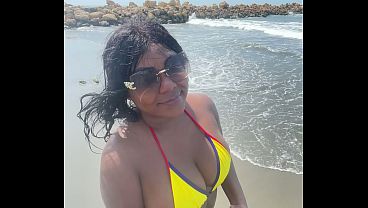 Hermanastra caliente folla en la playa con desconocidos