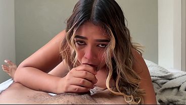 Hermanastra se excita al ver mi polla dura y no aguanta las ganas