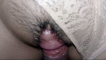 Hermanastra virgen se deja tocar por primera vez