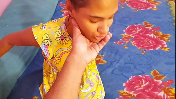 Joven enteada grita cuando le clavan el culo duro