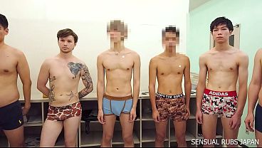 Joven musculoso recibe gangbang brutal con leche
