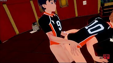 Kageyama domina a Hinata en una mesa de colegio