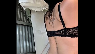 La chica gótica de tetas gigantes y su novio cachondo