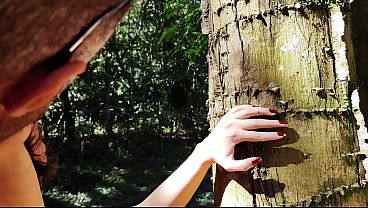 La hijastra morena te va a volver loco con su culo virgen en el bosque
