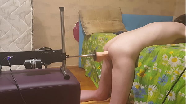 La máquina de follar me rompe el culo y me encanta