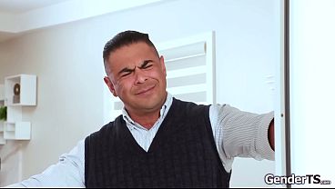 La niñera tranny me chupa la polla sin parar