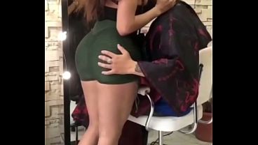 La peluquera transexual me empotra el culo bien duro