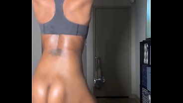 La universitaria College Fairy desafía a su novio con su culo perfecto