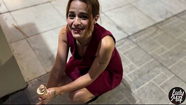Latina sin bragas se corre en la plaza y luego se la chupa bien dura