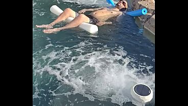 Lola se reta a follar en la piscina hasta que él se rinda