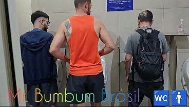 Machos follando en baños públicos y descuidan un detalle clave