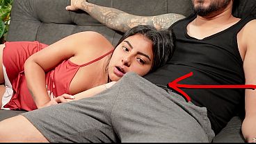 Madrastra cachonda nos pilla con la polla dura