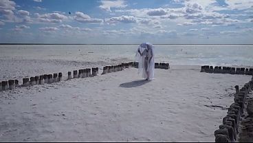Madura bailando al aire libre se excita con un desconocido