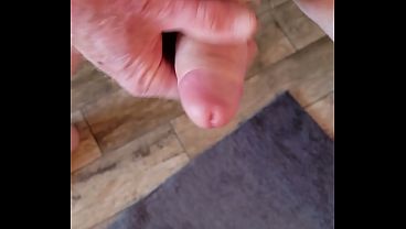 Me corro en mi mano mientras escucho pasos afuera