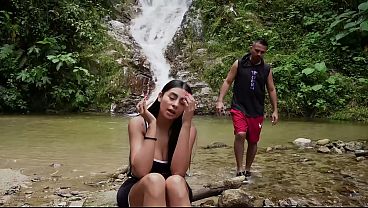 Melani latina se deja llenar el coño de leche gruesa