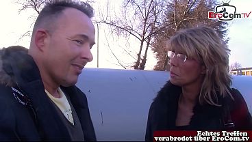 MILF alemana madura se deja follar en la calle de Berlín