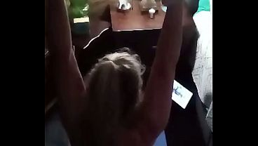 Milf BBW se toca el coño mientras hace yoga desnuda