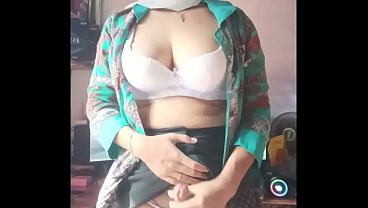 Mitha Zhe se masturba con su polla dura en la mañana